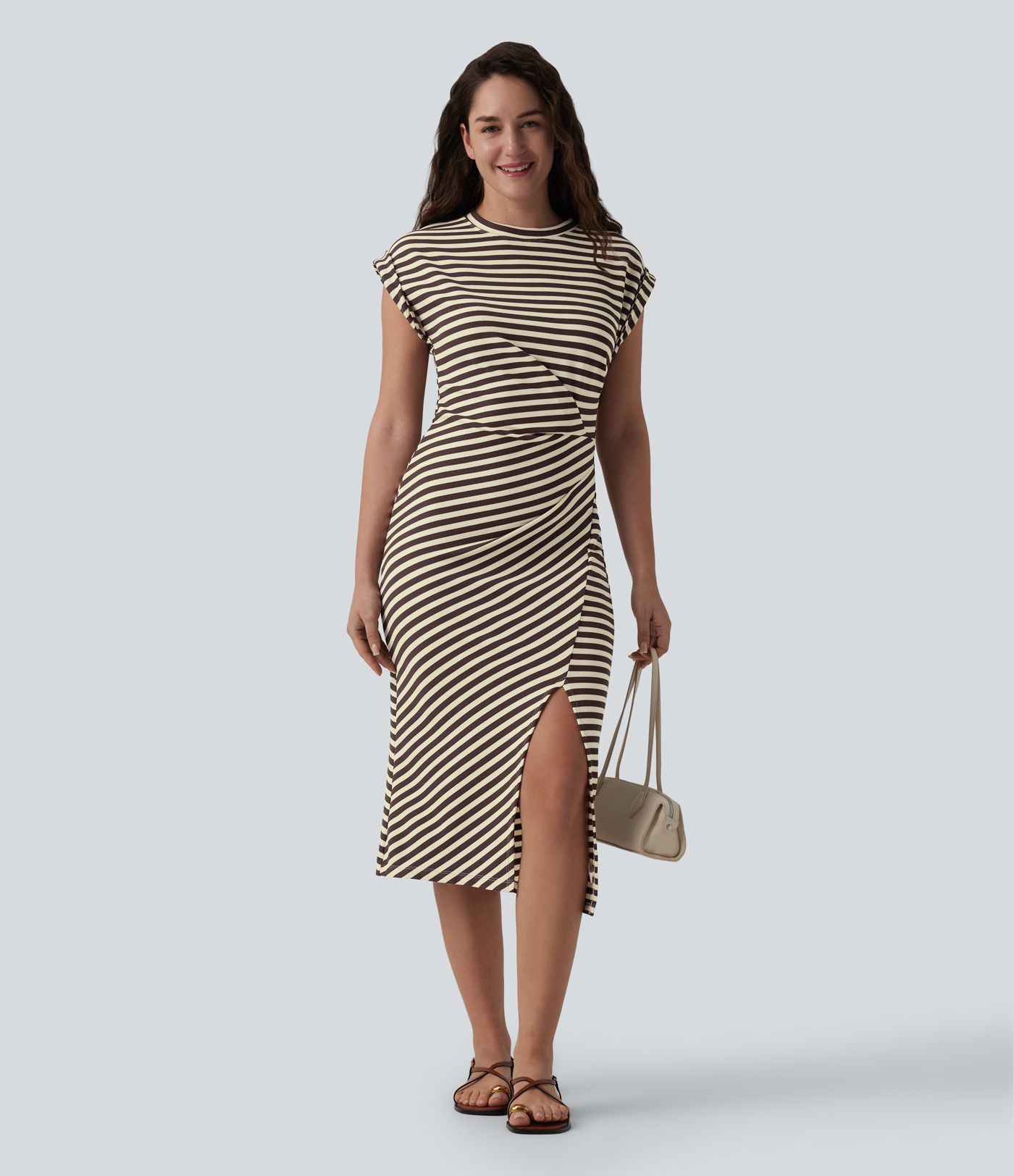 Midi haljina u stilu majice s okruglim izrezom, kratkim rukavima, asimetričnim prorezom na rubu, prugama i vaflastom teksturom — ležerni stil.
