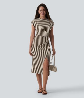 Midi haljina u stilu majice s okruglim izrezom, kratkim rukavima, asimetričnim prorezom na rubu, prugama i vaflastom teksturom — ležerni stil.