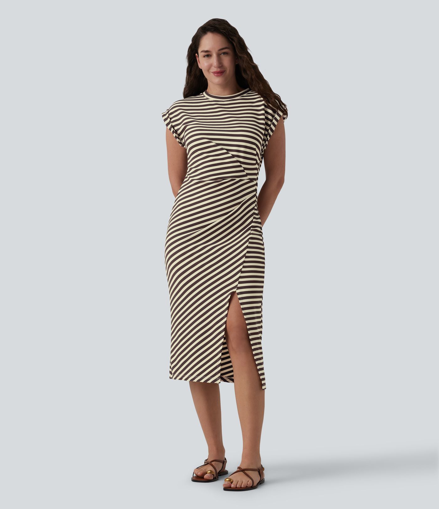 Midi haljina u stilu majice s okruglim izrezom, kratkim rukavima, asimetričnim prorezom na rubu, prugama i vaflastom teksturom — ležerni stil.