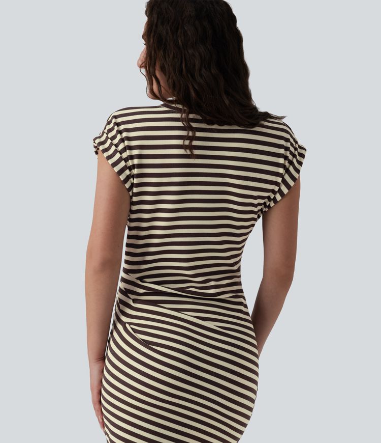 Midi haljina u stilu majice s okruglim izrezom, kratkim rukavima, asimetričnim prorezom na rubu, prugama i vaflastom teksturom — ležerni stil.