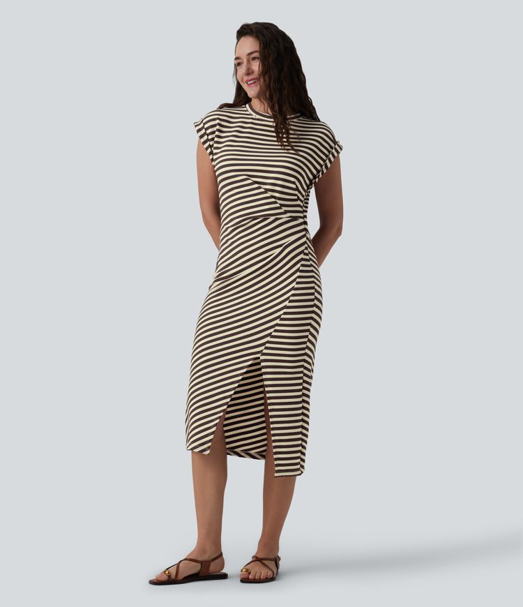 Midi haljina u stilu majice s okruglim izrezom, kratkim rukavima, asimetričnim prorezom na rubu, prugama i vaflastom teksturom — ležerni stil.
