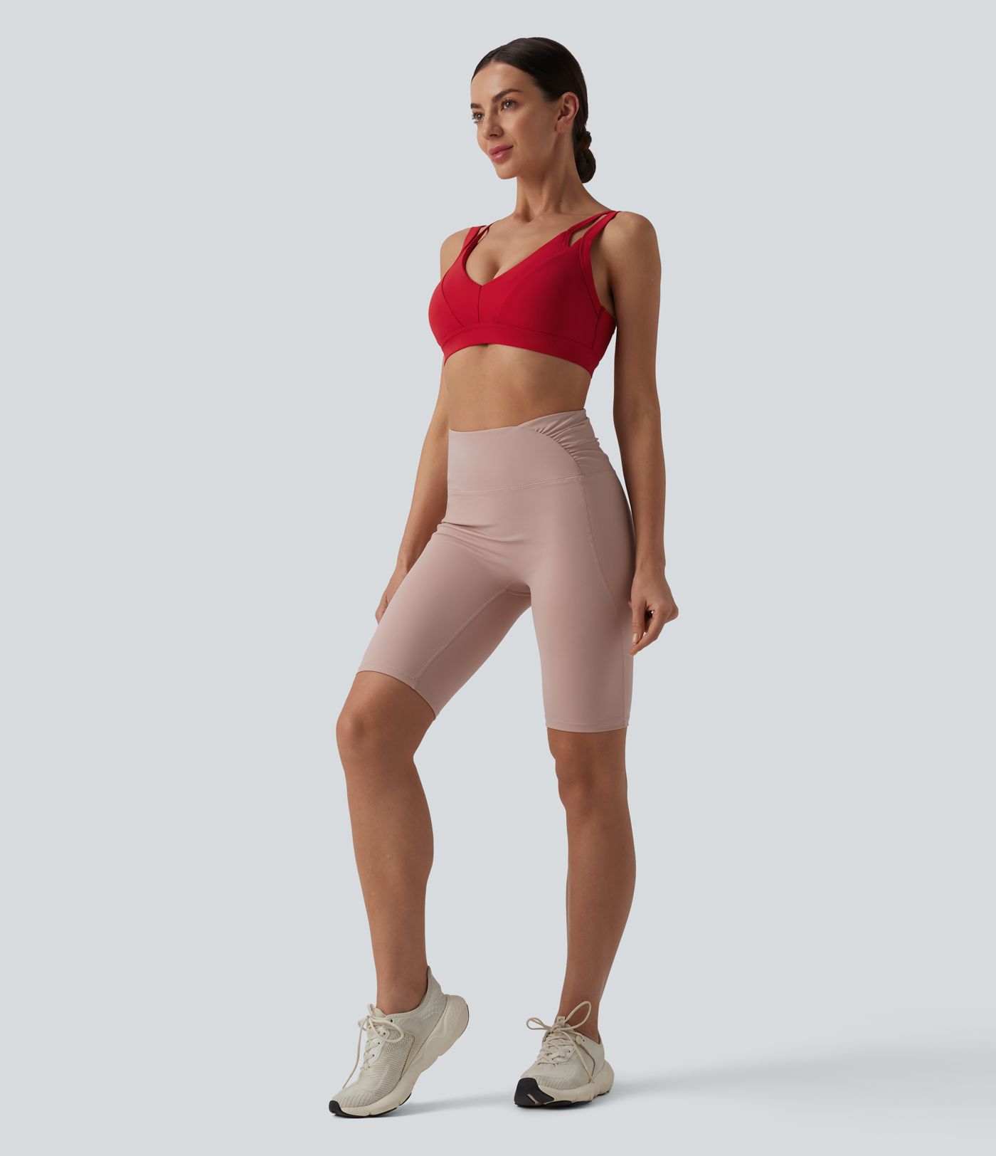 SoftlyZero™ Przewiewny sportowy biustonosz do jogi o ujawnionym podparciu, z pojawiającymi się ramiączkami, wychodzącymi z i określonym materiałem — UPF50+