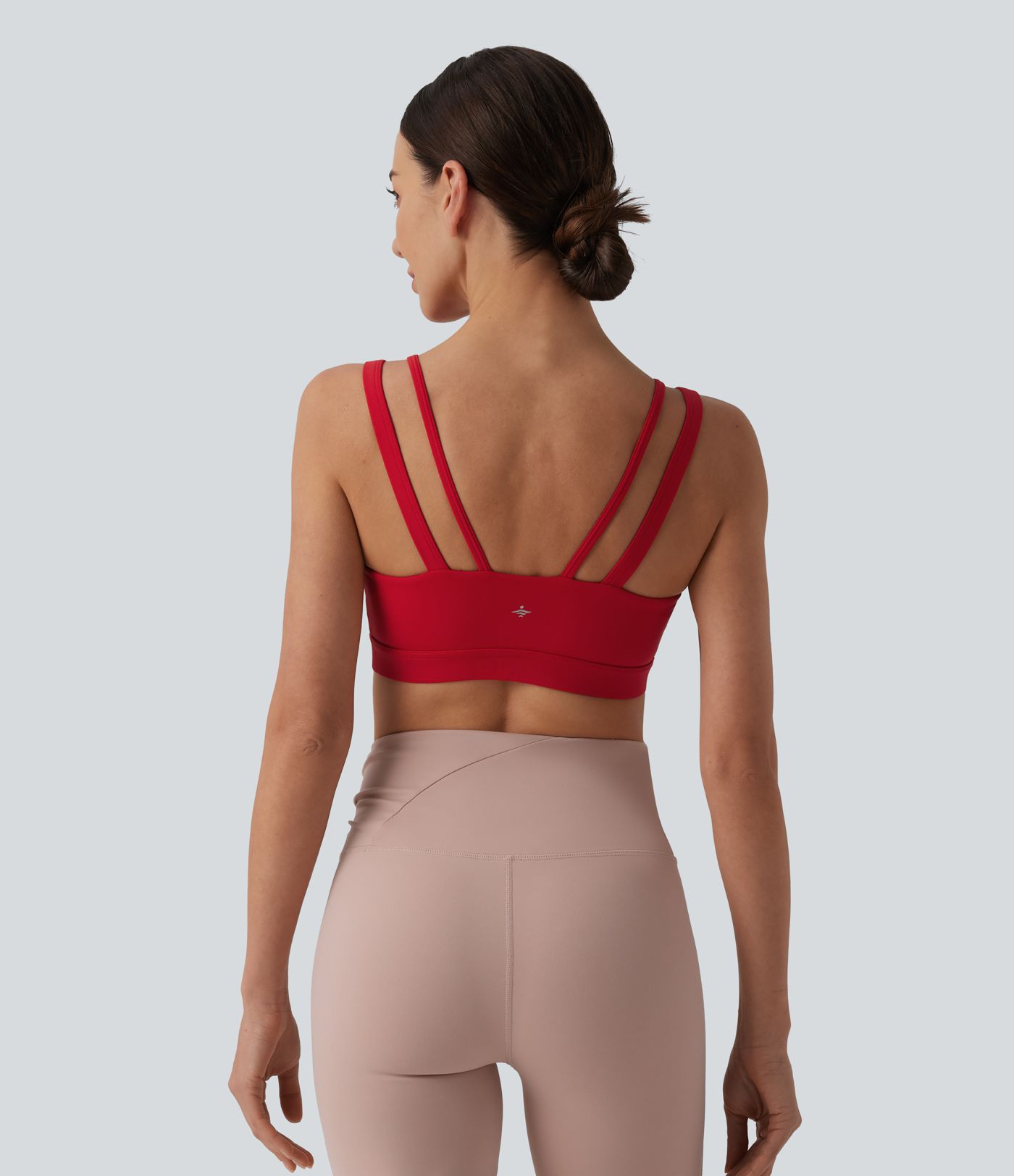 SoftlyZero™ Przewiewny sportowy biustonosz do jogi o ujawnionym podparciu, z pojawiającymi się ramiączkami, wychodzącymi z i określonym materiałem — UPF50+