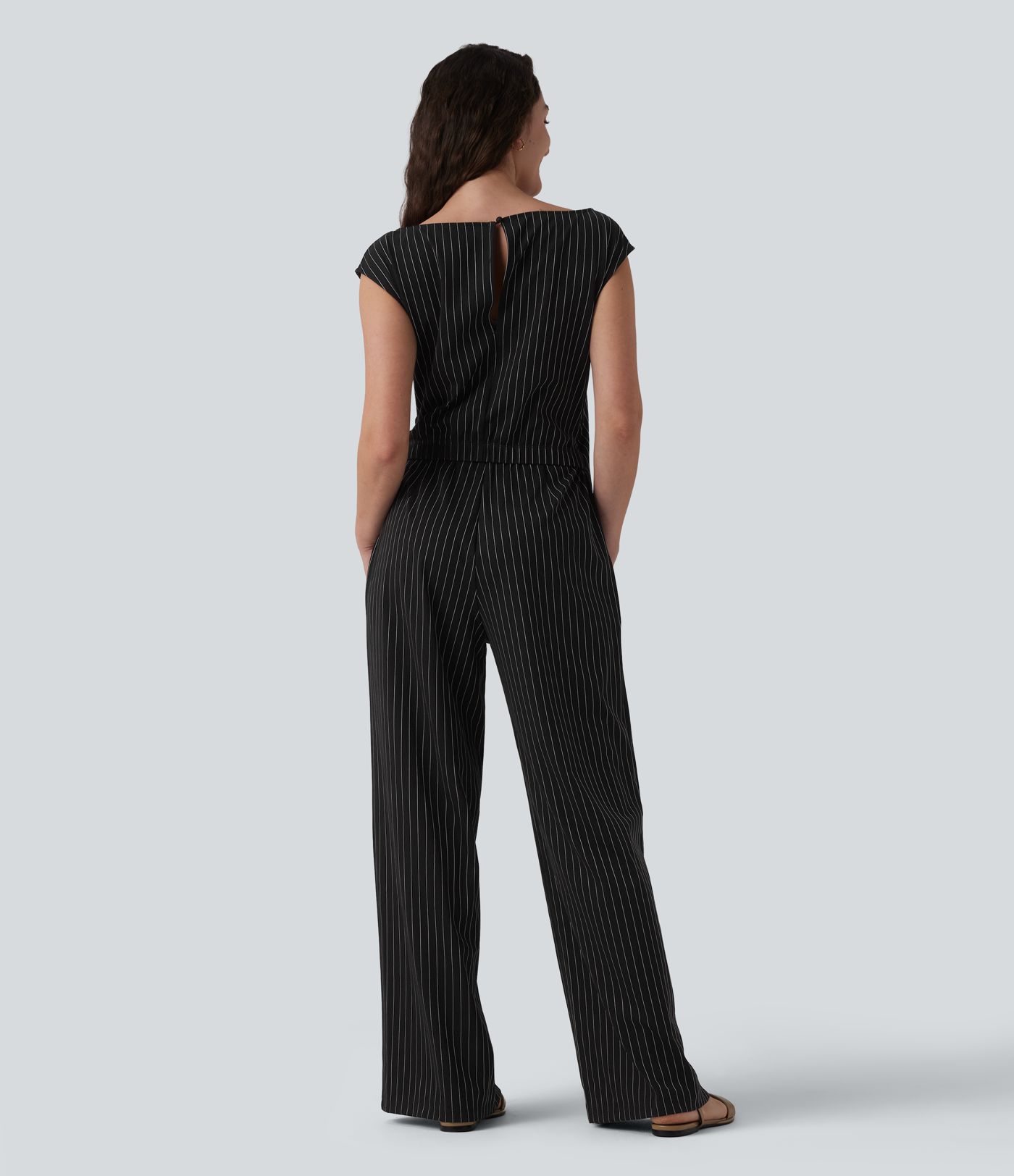 Ärmelloser Jumpsuit mit U-Boot-Ausschnitt, Seitentaschen, seitlichen Bindebändern, Streifen und Cool-Touch - Easy Peezy Edition