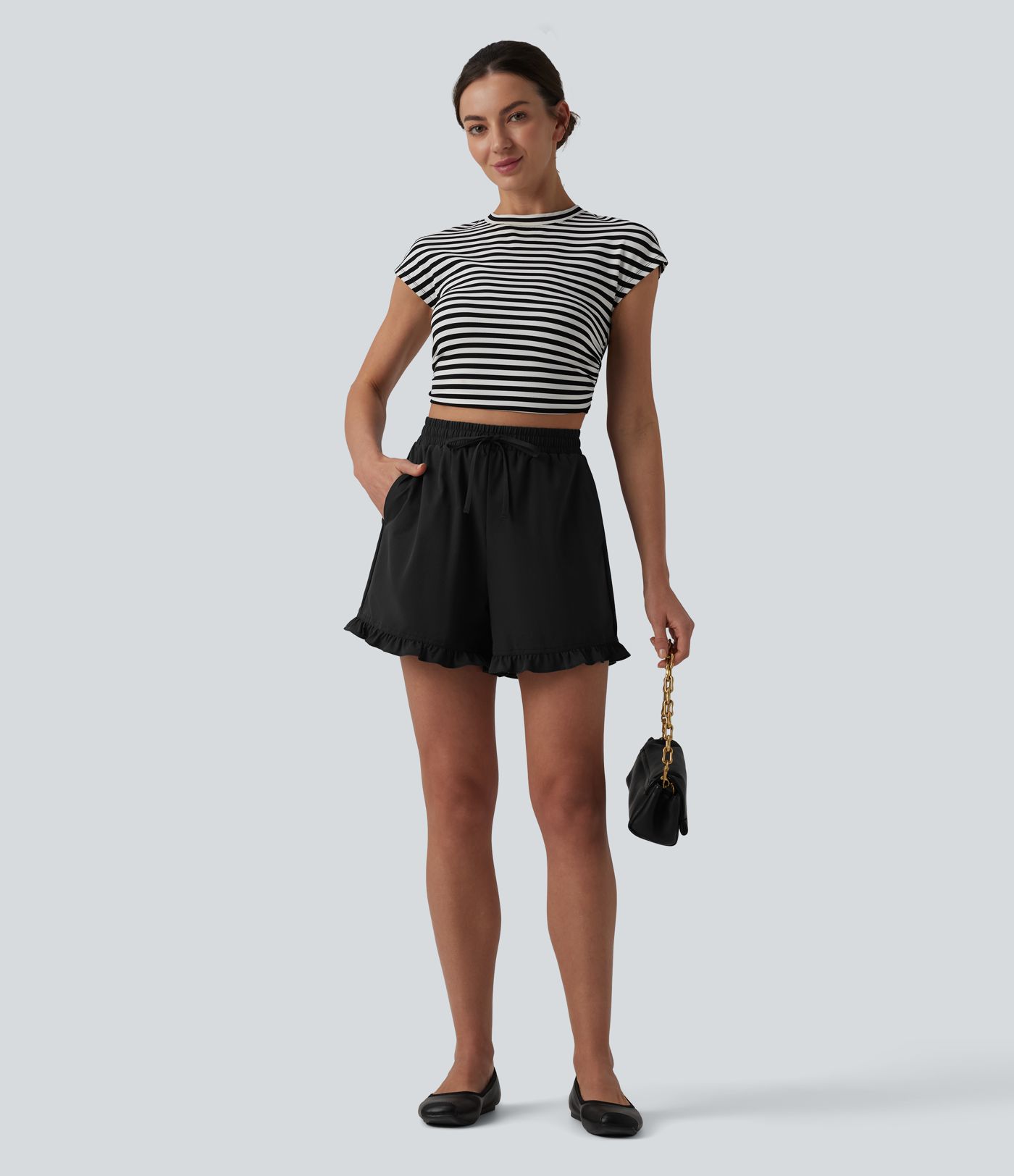 Kõrge vöökohaga, paelaga laiad vabaajashortsid volangiga ääre ja taskutega