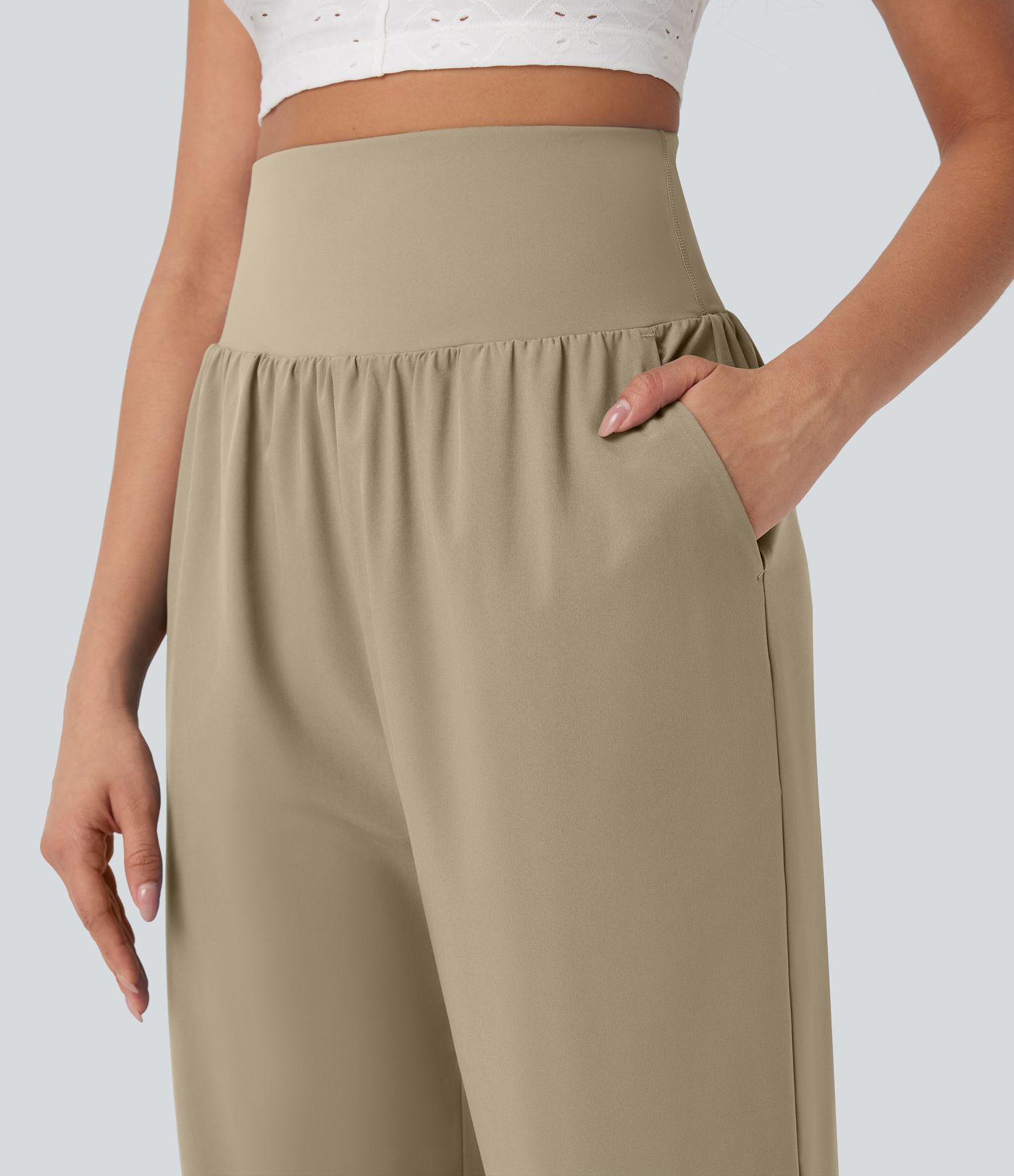 Pantalón Breezeful™ SoCinched Capri Resort tiro alto control abdomen dobladillo dividido secado rápido bolsillo lateral