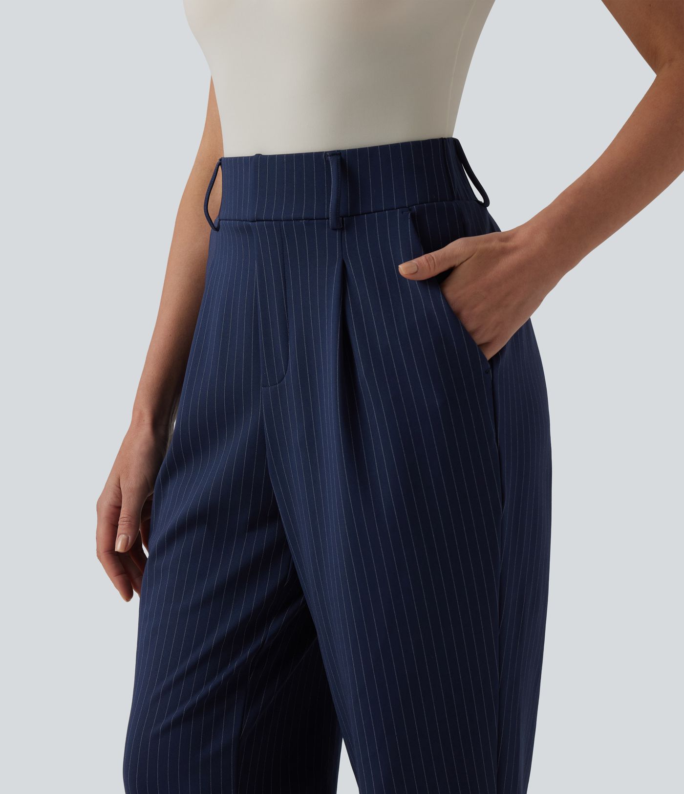 Pantalon tailleur fuselé 7/8 taille haute à rayures avec poches
