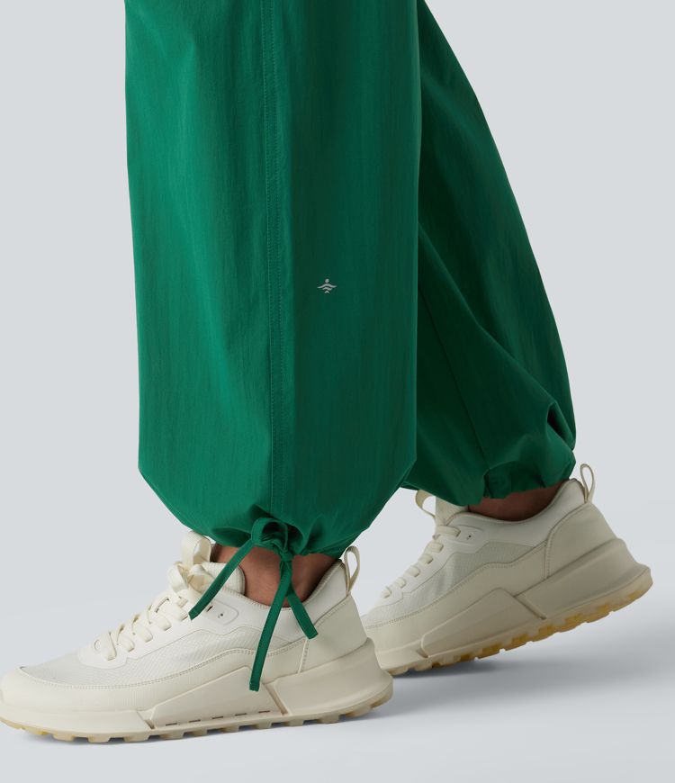 Workout-Cargohose mit hohem Bund, mehreren Taschen und Wellensaum