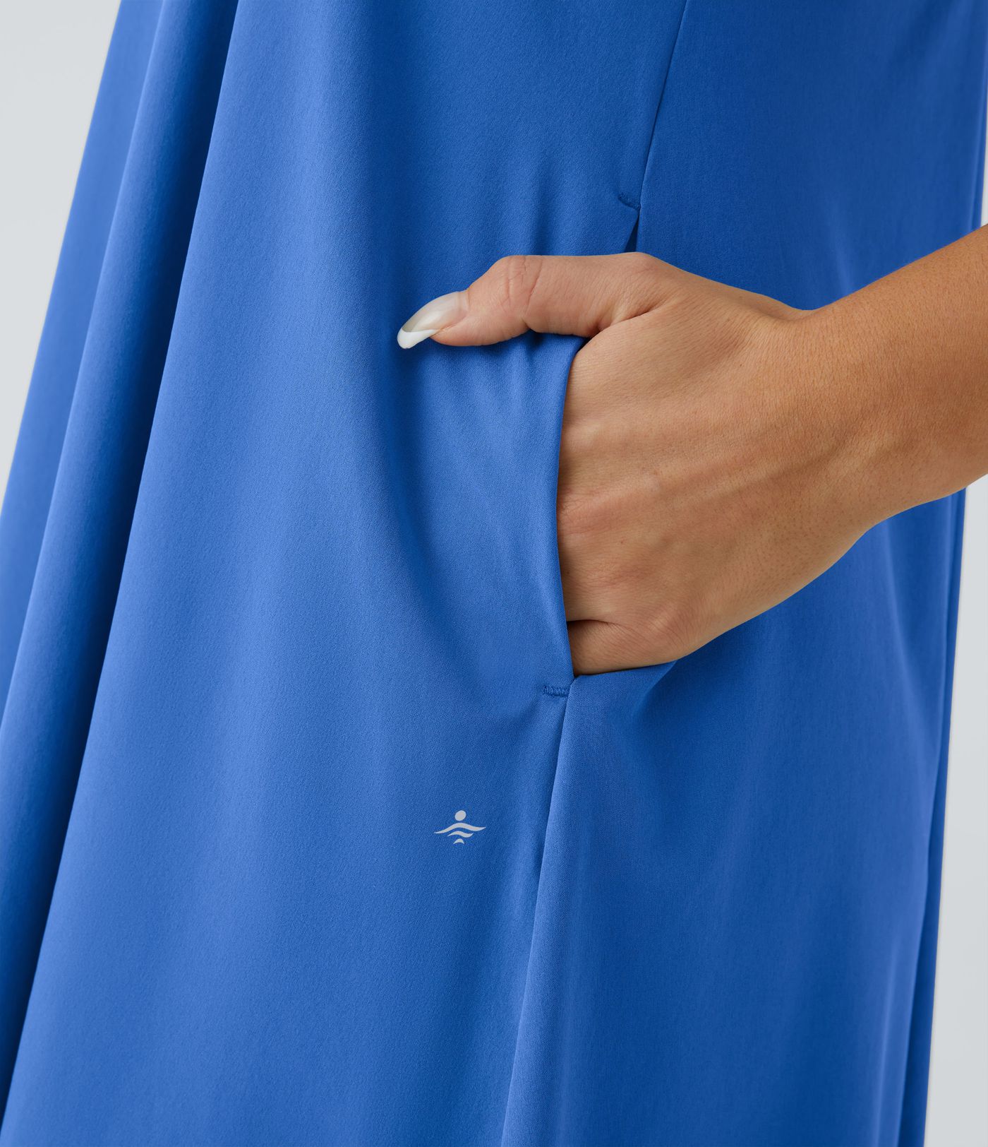 Breezeful™ Ryggløs Racerback Kjole med Sidelomme, High-Low Snitt, Luftig, Hurtigtørkende, Avslappet, Midi-Lengde