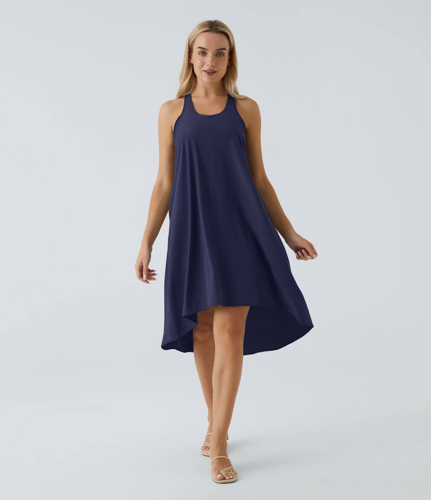 Breezeful™ Rückenfreies, fließendes Midi-Freizeitkleid mit Racerback, Seitentaschen und High-Low-Design - schnelltrocknend Breezeful™ Rückenfreies, fließendes Midi-Freizeitkleid mit Racerback, Seitentaschen und High-Low-Design - schnelltrocknend