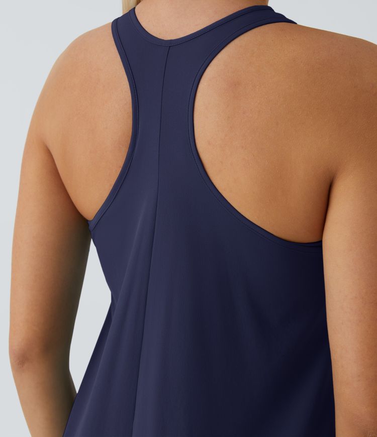 Breezeful™ Rückenfreies, fließendes Midi-Freizeitkleid mit Racerback, Seitentaschen und High-Low-Design - schnelltrocknend Breezeful™ Rückenfreies, fließendes Midi-Freizeitkleid mit Racerback, Seitentaschen und High-Low-Design - schnelltrocknend