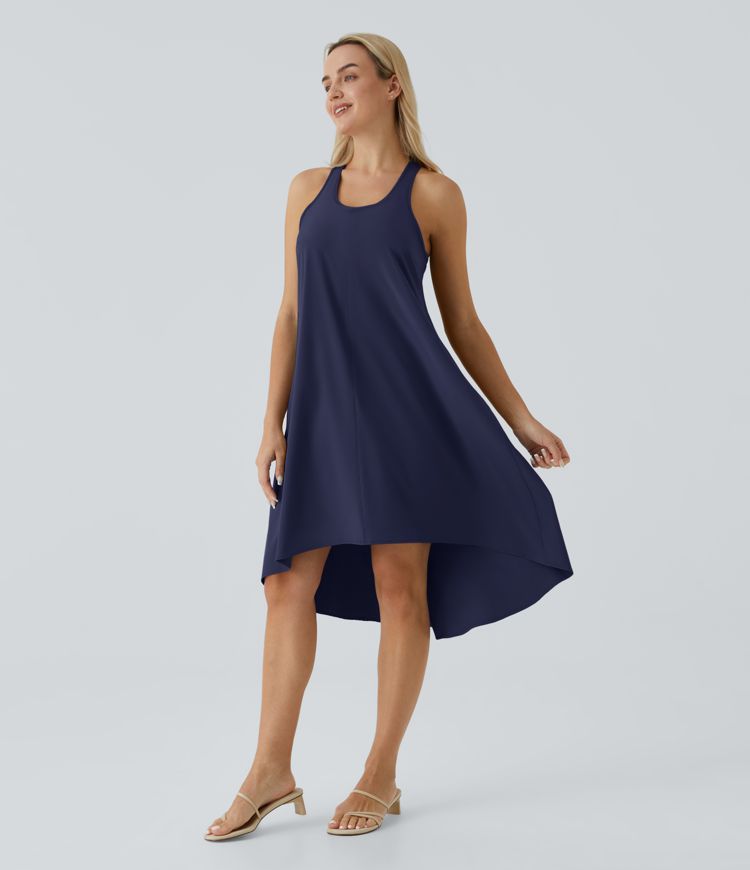 Breezeful™ Rückenfreies, fließendes Midi-Freizeitkleid mit Racerback, Seitentaschen und High-Low-Design - schnelltrocknend Breezeful™ Rückenfreies, fließendes Midi-Freizeitkleid mit Racerback, Seitentaschen und High-Low-Design - schnelltrocknend