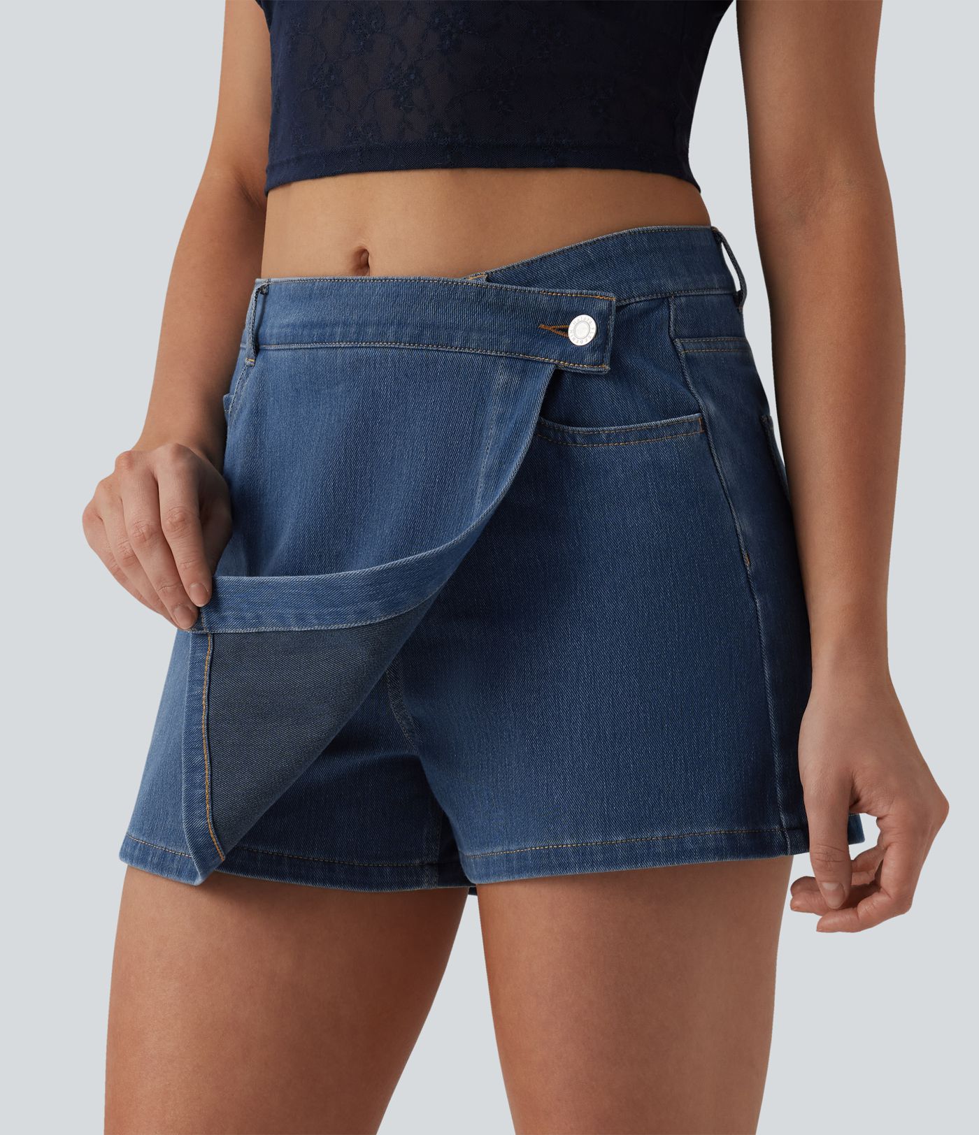 Halara Flex™ - Lässiger Micro-Skort aus Denim mit mittelhohem Crossover-Bund und mehreren Taschen