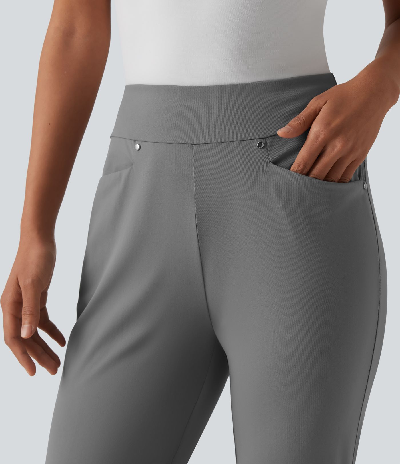 Schmal zulaufende Golfhose mit hohem Bund und Seitentaschen
