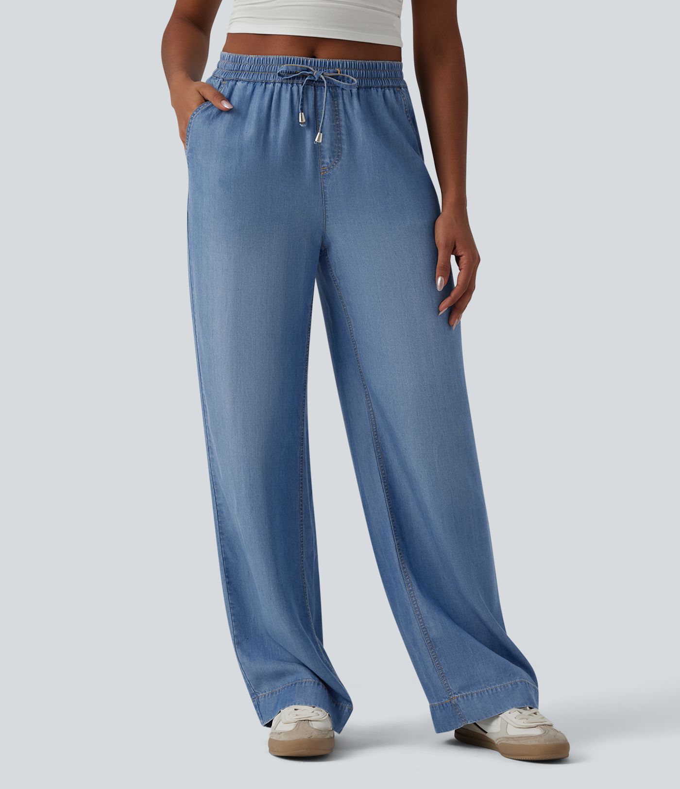 Lässige Jeans aus Lyocell mit mittelhohem Bund, Seitentaschen, Kordelzug und weitem Bein Lässige Jeans aus Lyocell mit mittelhohem Bund, Seitentaschen, Kordelzug und weitem Bein