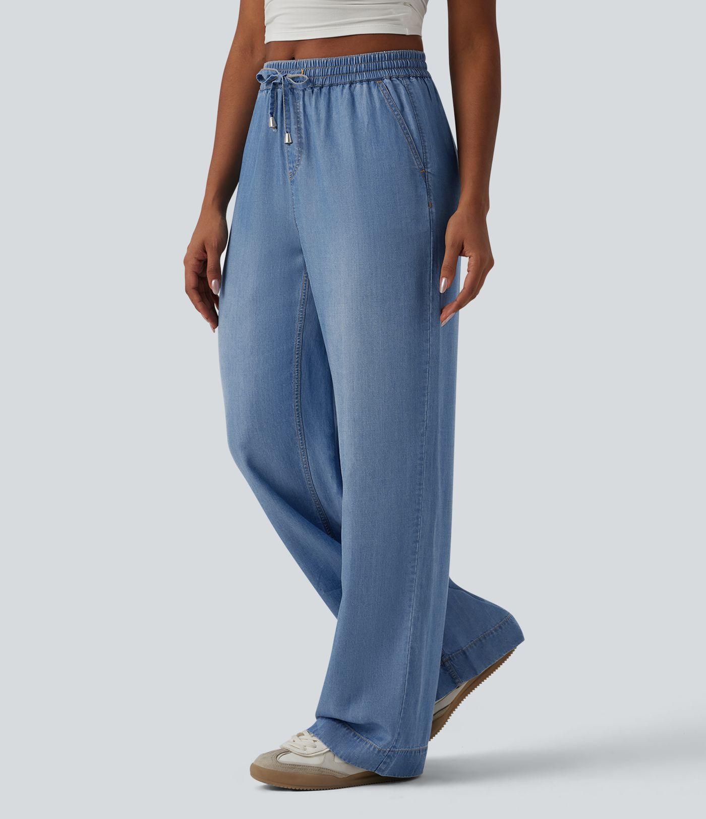 Lässige Jeans aus Lyocell mit mittelhohem Bund, Seitentaschen, Kordelzug und weitem Bein Lässige Jeans aus Lyocell mit mittelhohem Bund, Seitentaschen, Kordelzug und weitem Bein
