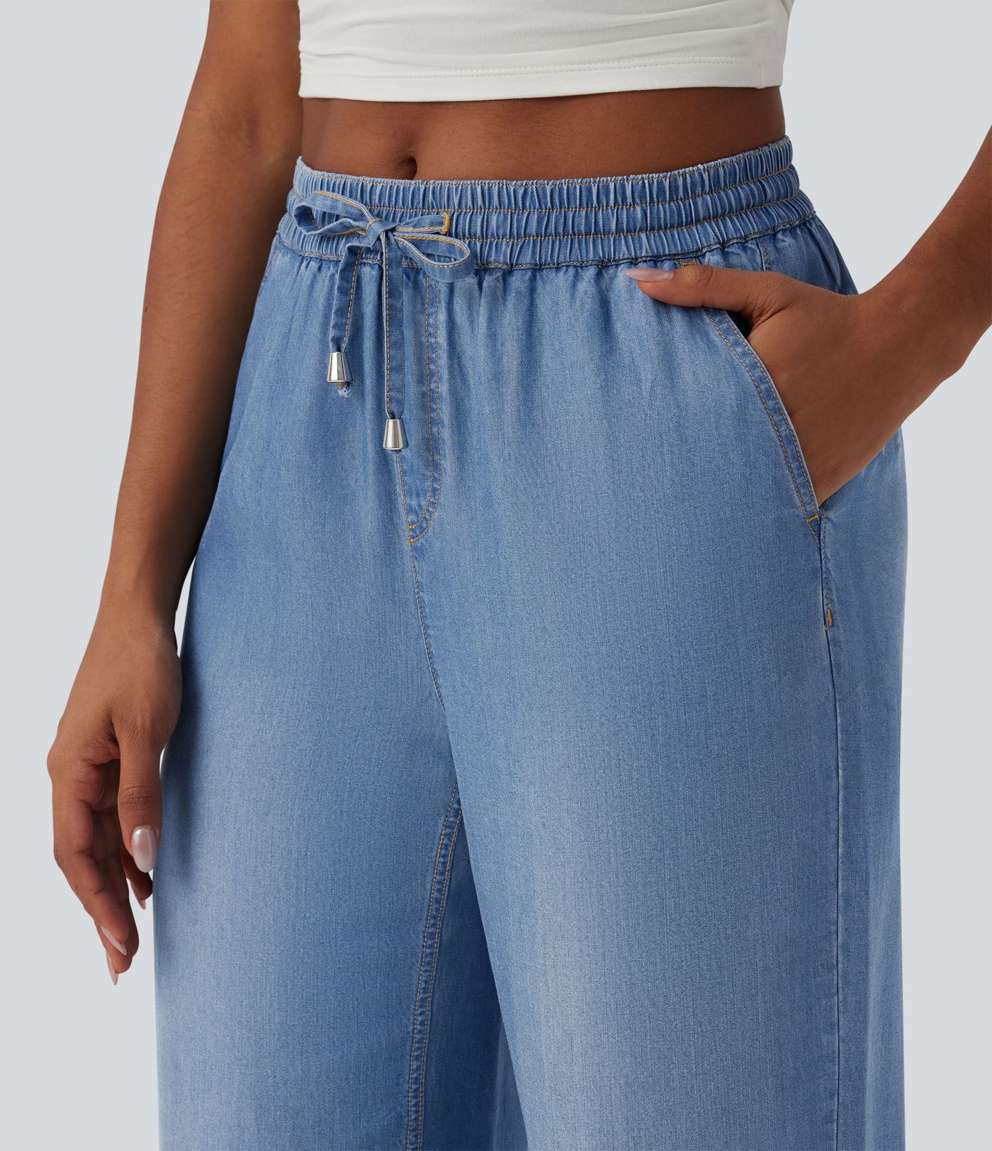Lässige Jeans aus Lyocell mit mittelhohem Bund, Seitentaschen, Kordelzug und weitem Bein Lässige Jeans aus Lyocell mit mittelhohem Bund, Seitentaschen, Kordelzug und weitem Bein