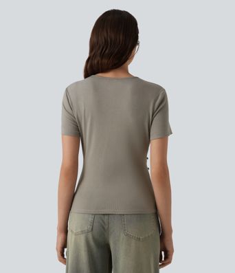 Lässiges T-Shirt mit Rundhalsausschnitt, kurzen Ärmeln und Druckknöpfen