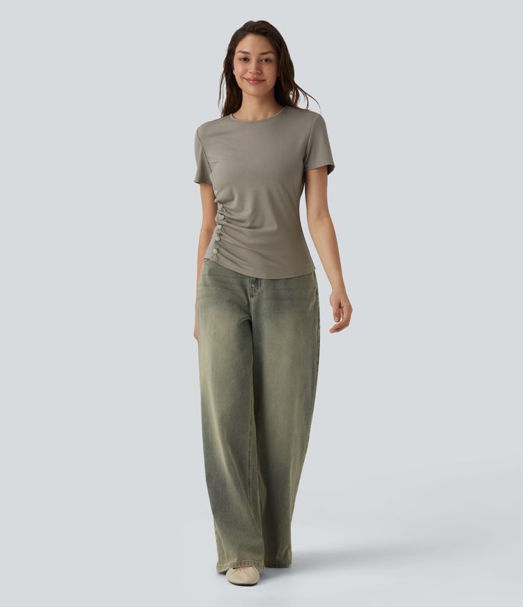 Lässiges T-Shirt mit Rundhalsausschnitt, kurzen Ärmeln und Druckknöpfen