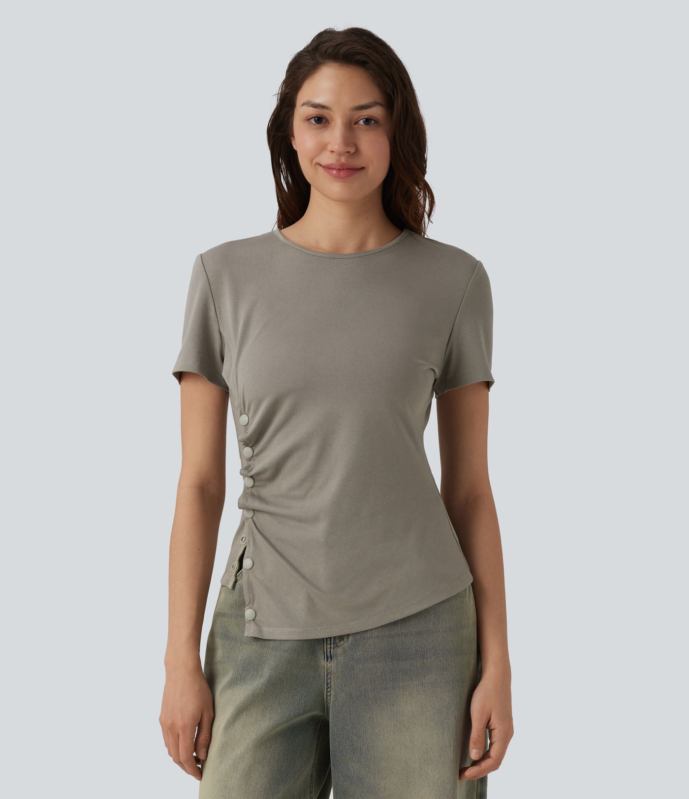 Lässiges T-Shirt mit Rundhalsausschnitt, kurzen Ärmeln und Druckknöpfen