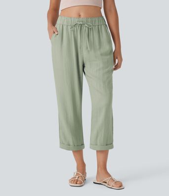 Közepes derekú, lezser, szűkülő fazonú nadrág zsínorokkal és zsebekkel