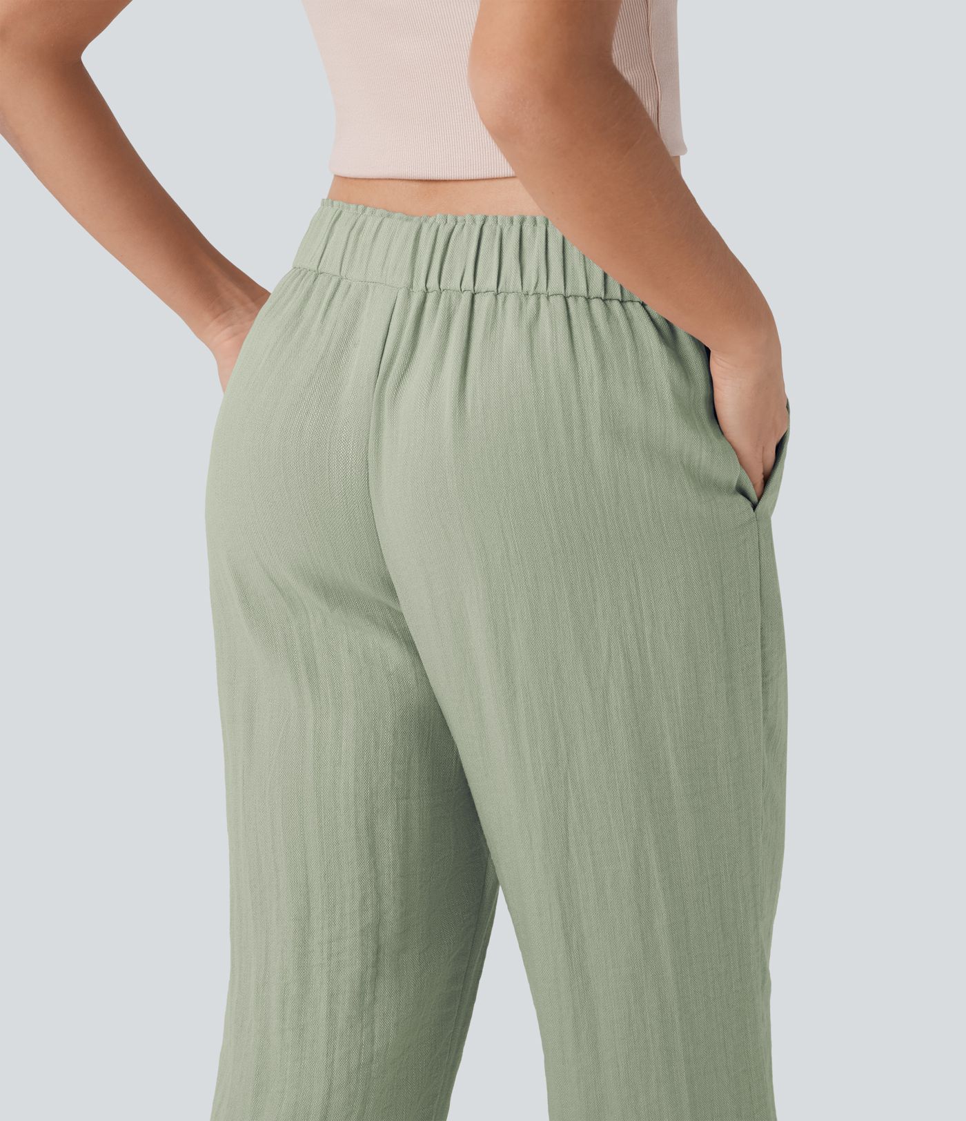 Közepes derekú, lezser, szűkülő fazonú nadrág zsínorokkal és zsebekkel