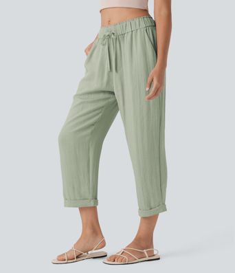 Közepes derekú, lezser, szűkülő fazonú nadrág zsínorokkal és zsebekkel