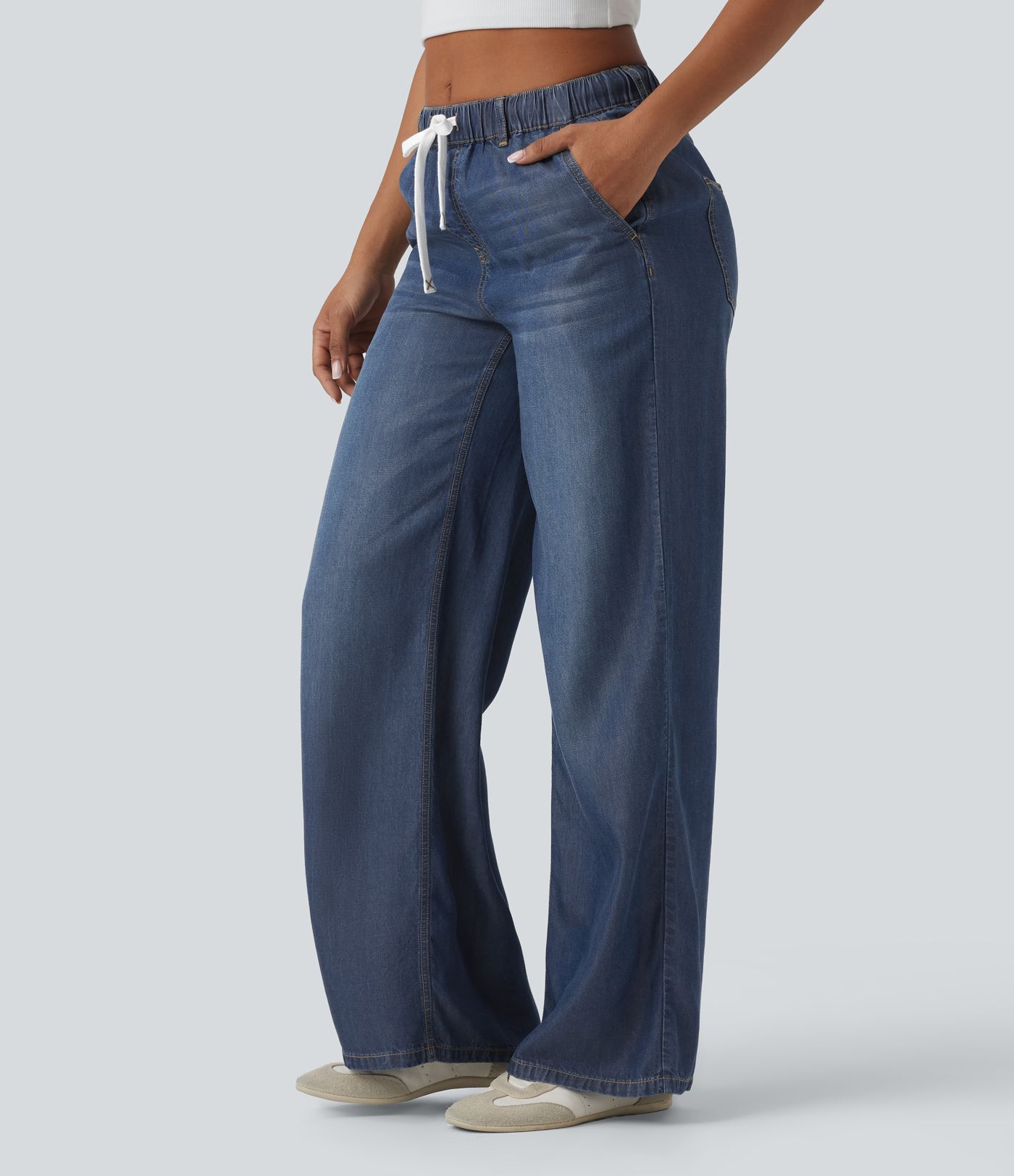 Lässige Jeans aus Lyocell mit mittelhohem Bund, mehreren Taschen und Kordelzug
