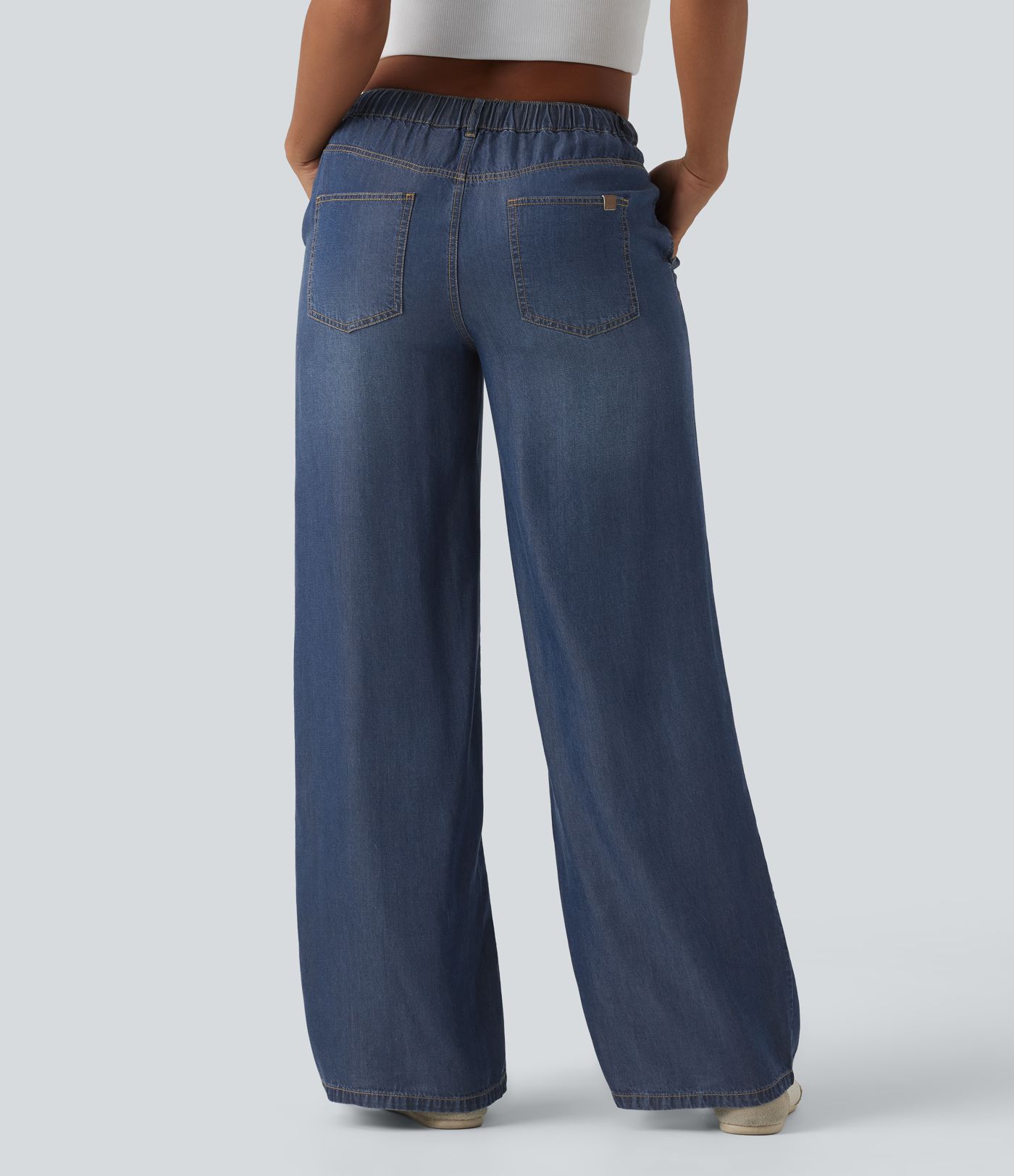 Lässige Jeans aus Lyocell mit mittelhohem Bund, mehreren Taschen und Kordelzug