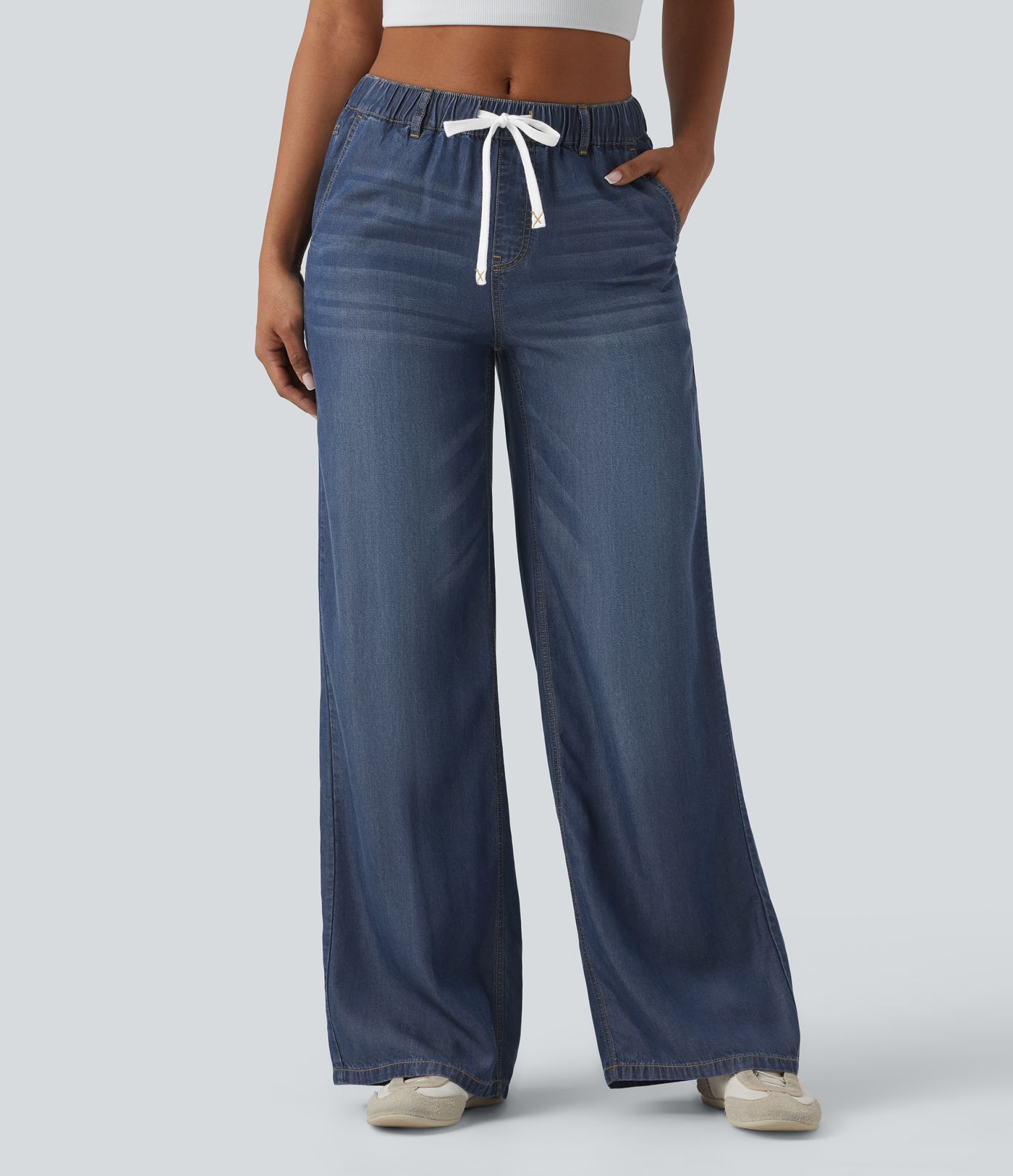 Lässige Jeans aus Lyocell mit mittelhohem Bund, mehreren Taschen und Kordelzug