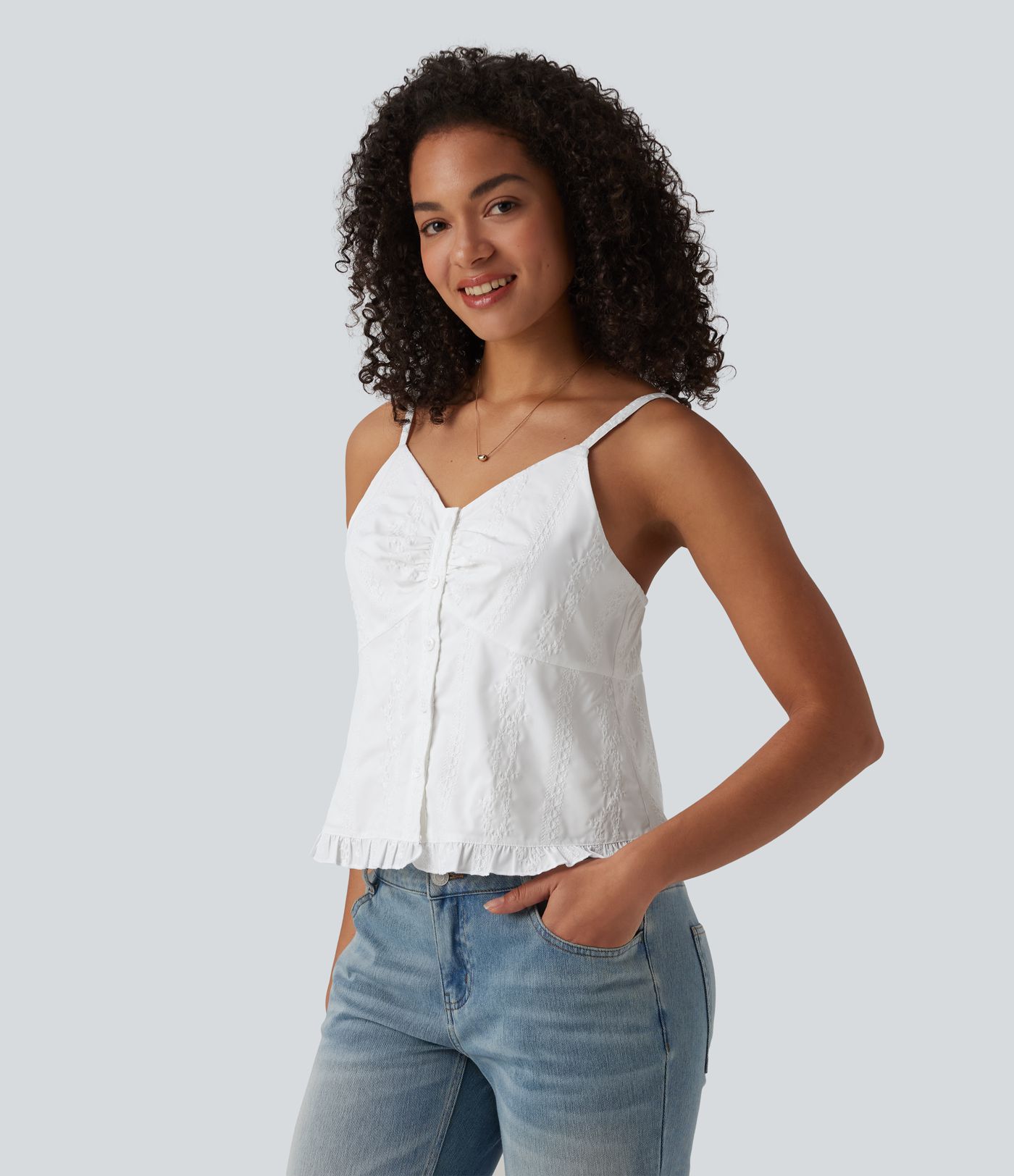 Top sin mangas estilo resort con escote en V, bordado y bajo con volante