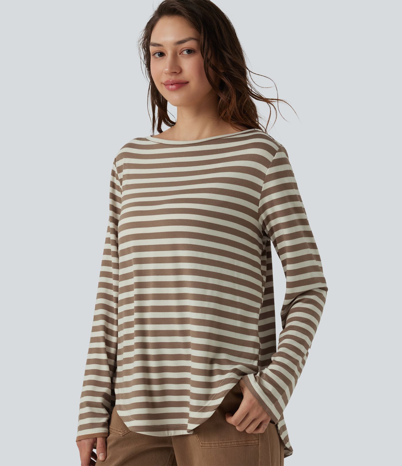 Lässiges T-Shirt mit U-Boot-Ausschnitt, langen Ärmeln, Streifen und abgerundetem Saum