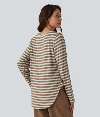 Lässiges T-Shirt mit U-Boot-Ausschnitt, langen Ärmeln, Streifen und abgerundetem Saum