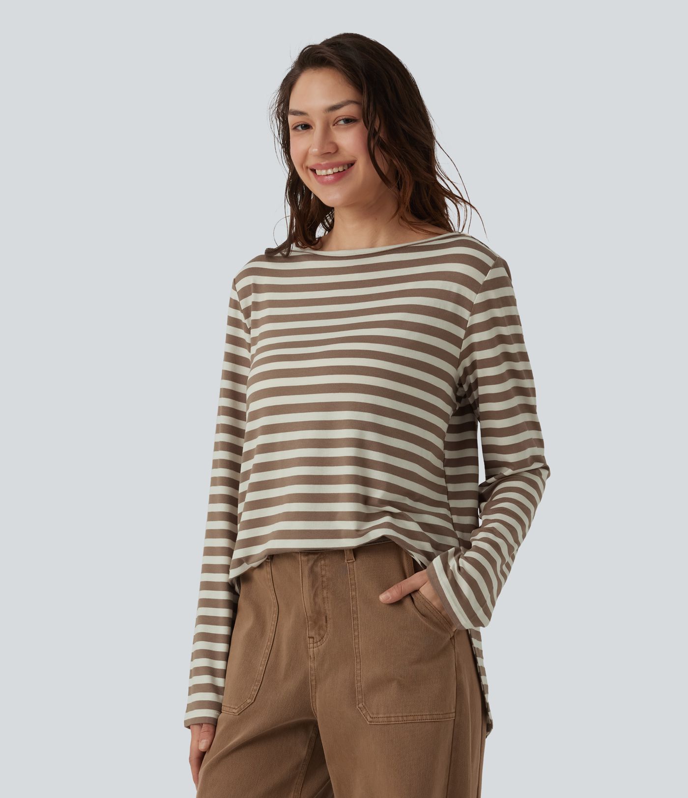 Lässiges T-Shirt mit U-Boot-Ausschnitt, langen Ärmeln, Streifen und abgerundetem Saum