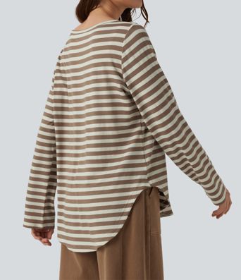 Lässiges T-Shirt mit U-Boot-Ausschnitt, langen Ärmeln, Streifen und abgerundetem Saum