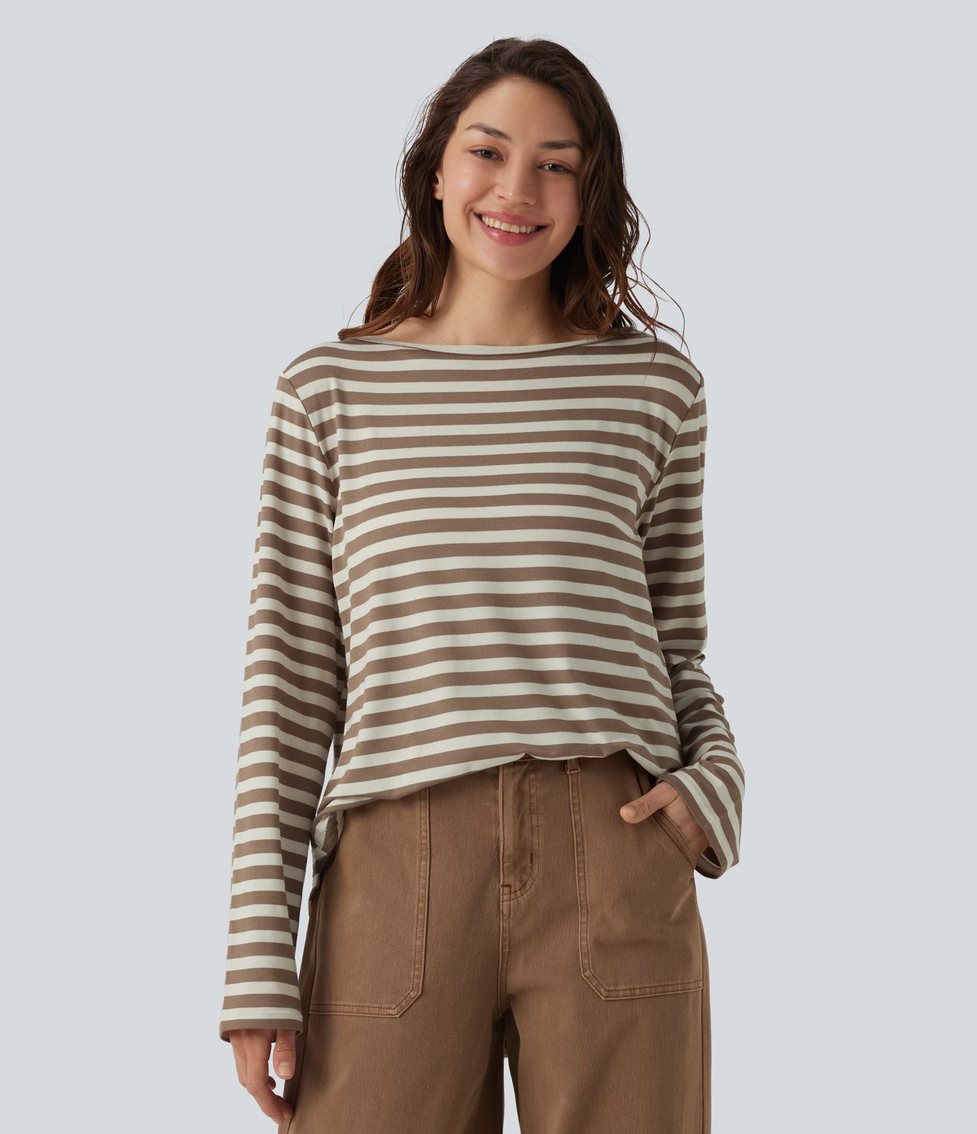 Lässiges T-Shirt mit U-Boot-Ausschnitt, langen Ärmeln, Streifen und abgerundetem Saum