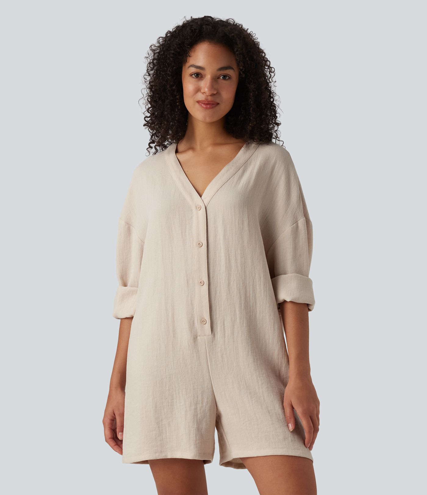 Mono corto casual de tacto lino con escote en V, mangas largas y botones.