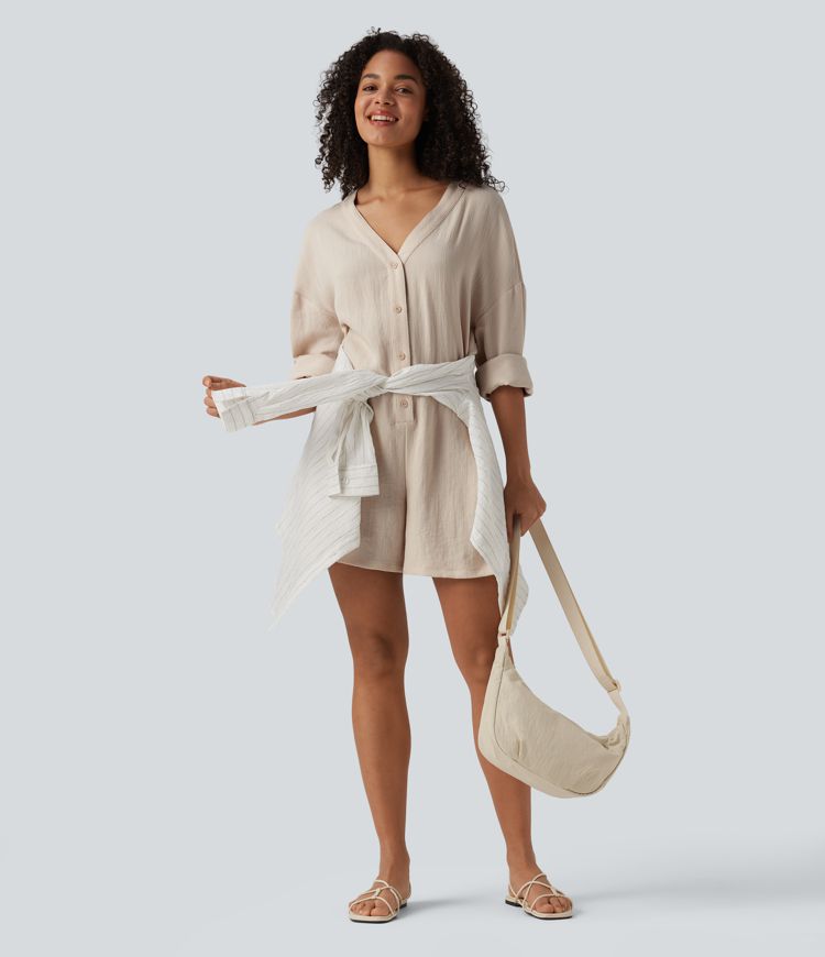 Mono corto casual de tacto lino con escote en V, mangas largas y botones.