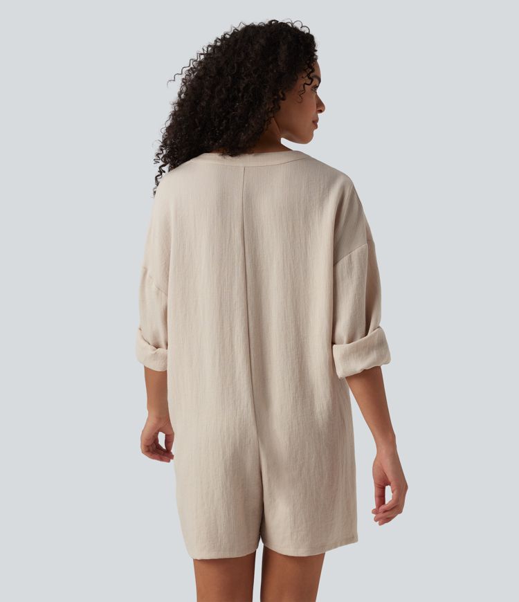 Mono corto casual de tacto lino con escote en V, mangas largas y botones.