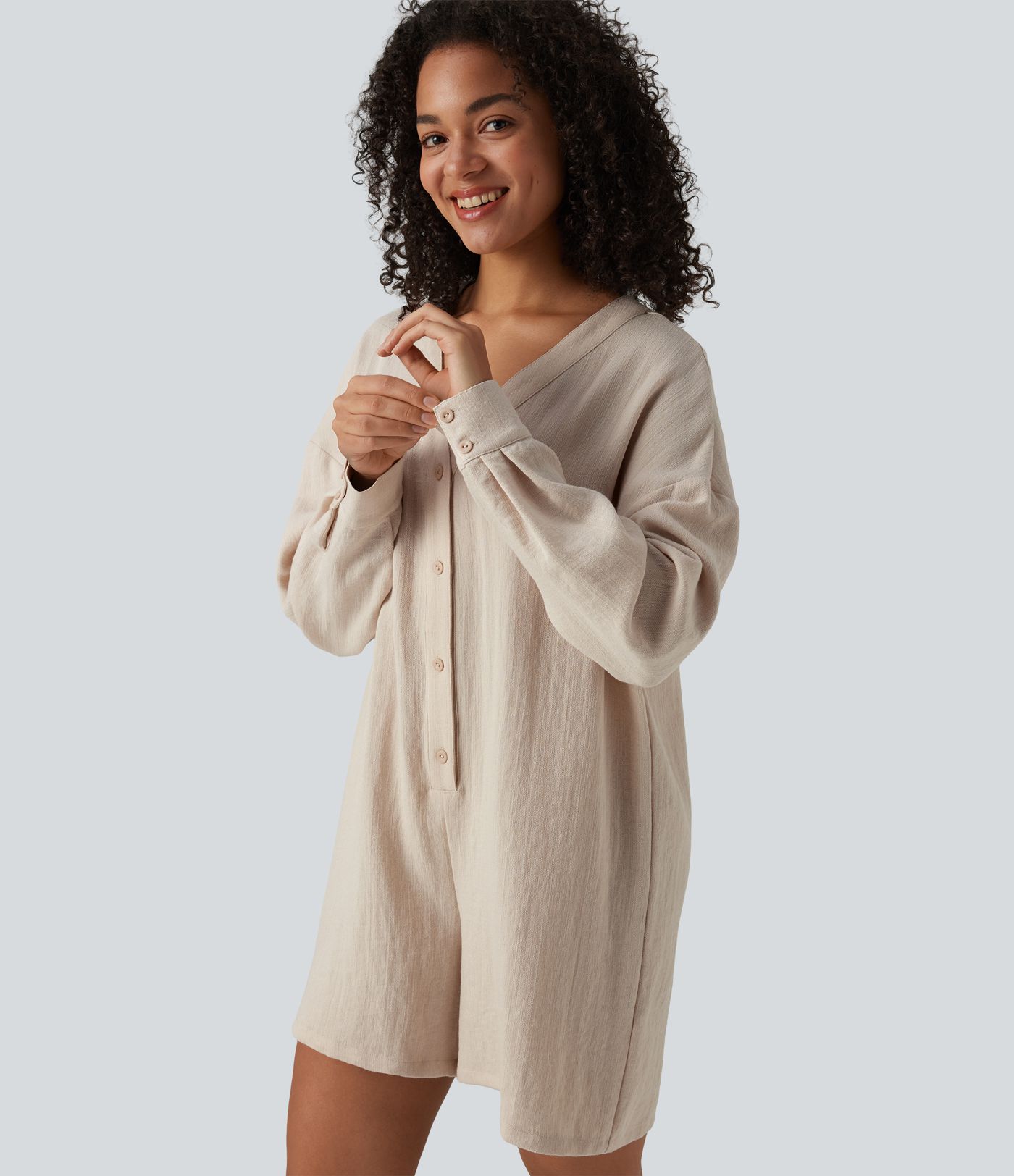 Mono corto casual de tacto lino con escote en V, mangas largas y botones.