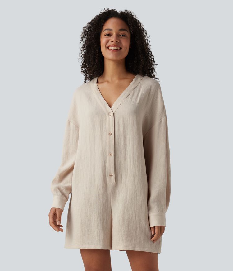 Mono corto casual de tacto lino con escote en V, mangas largas y botones.