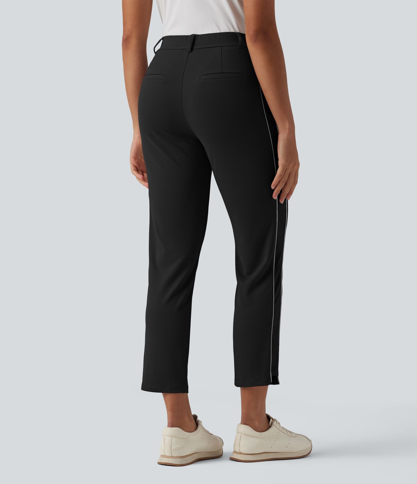 Schmal zulaufende Golfhose aus Krepp mit hohem Bund, Seitentaschen, reflektierenden Streifen und Golf-Tee-Taschen