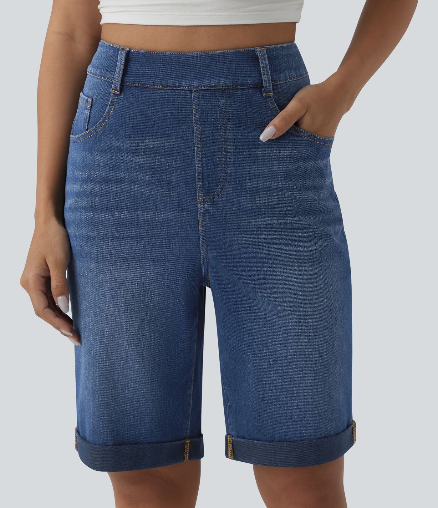 Halara Flex™ högmidjade jeansshorts med uppvikt fåll och fickor