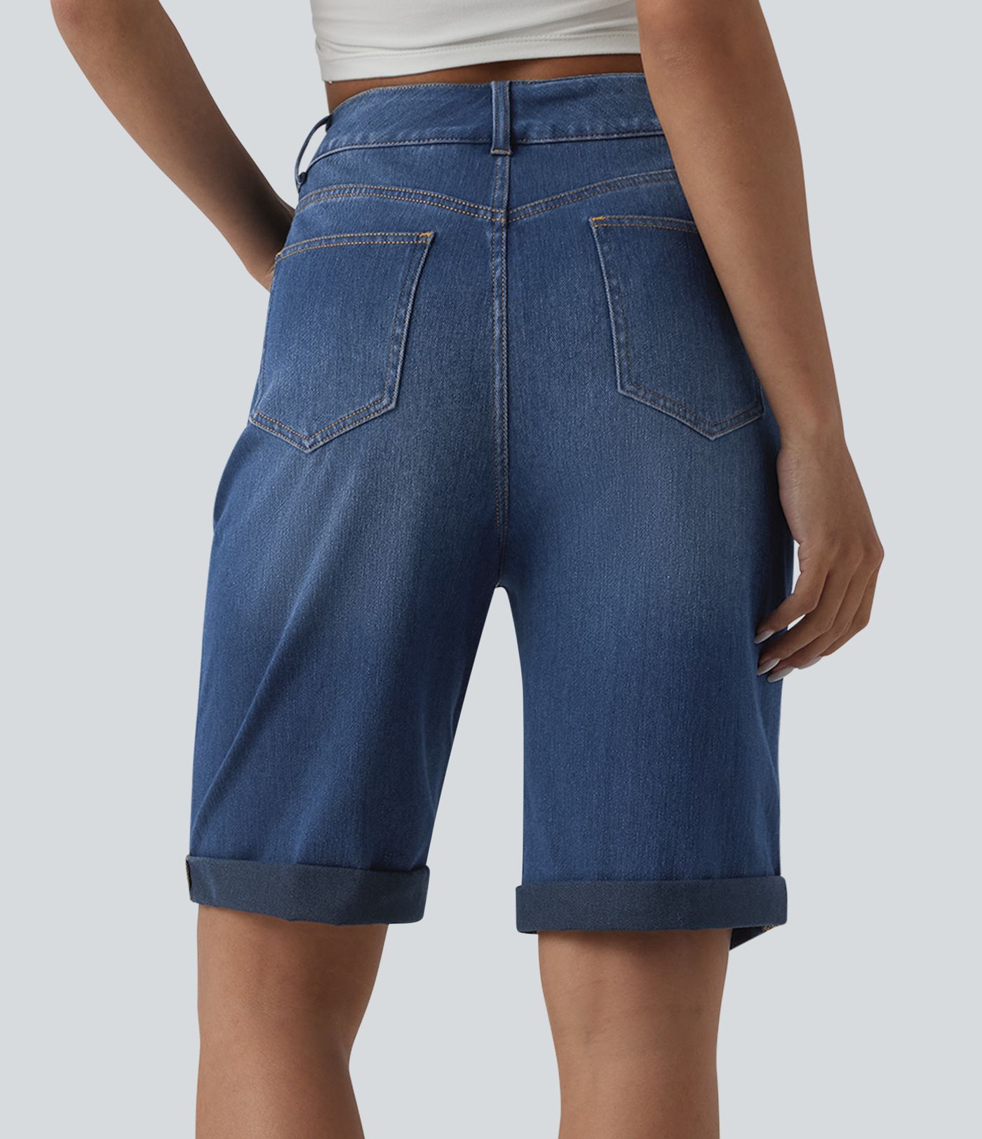 Halara Flex™ högmidjade jeansshorts med uppvikt fåll och fickor