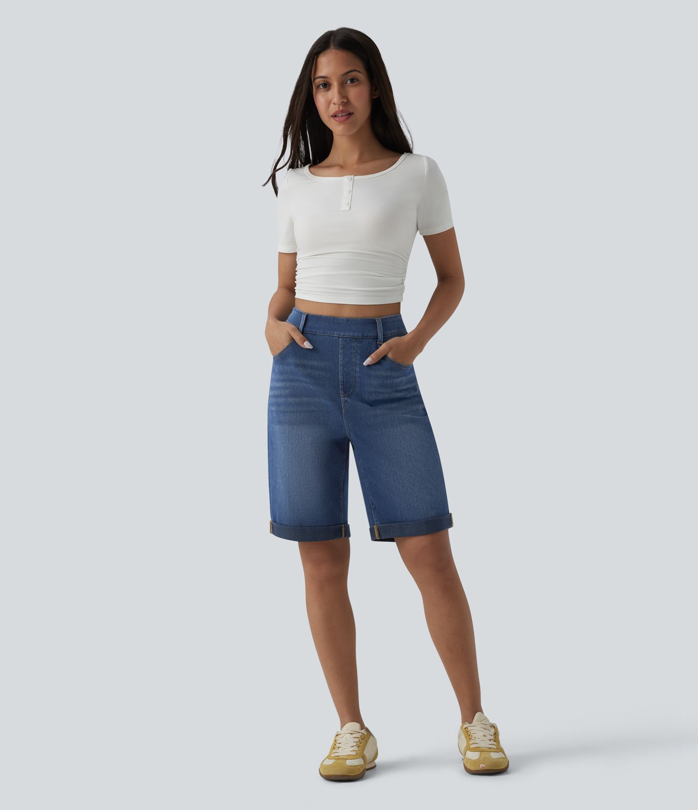 Halara Flex™ högmidjade jeansshorts med uppvikt fåll och fickor