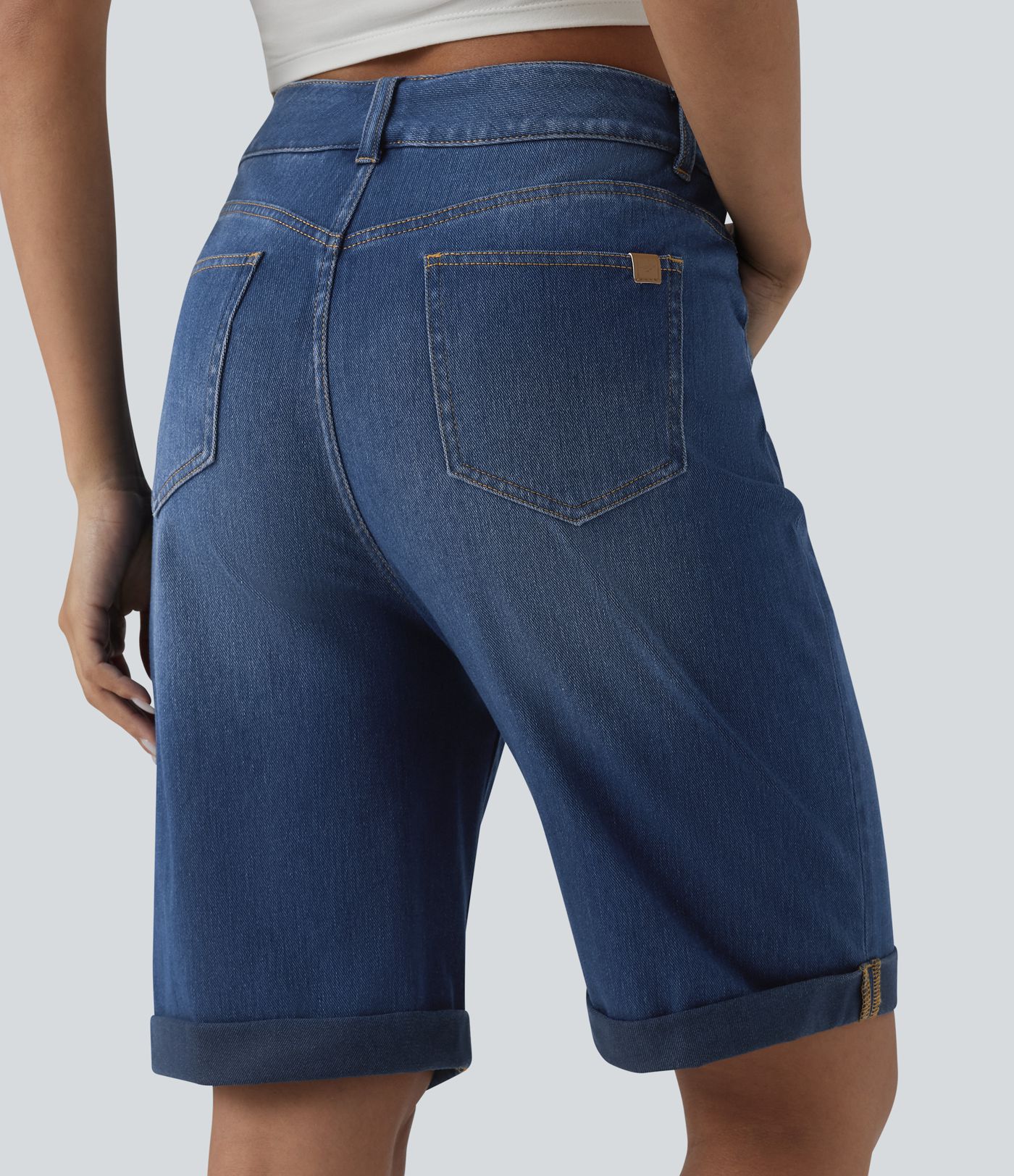 Halara Flex™ högmidjade jeansshorts med uppvikt fåll och fickor