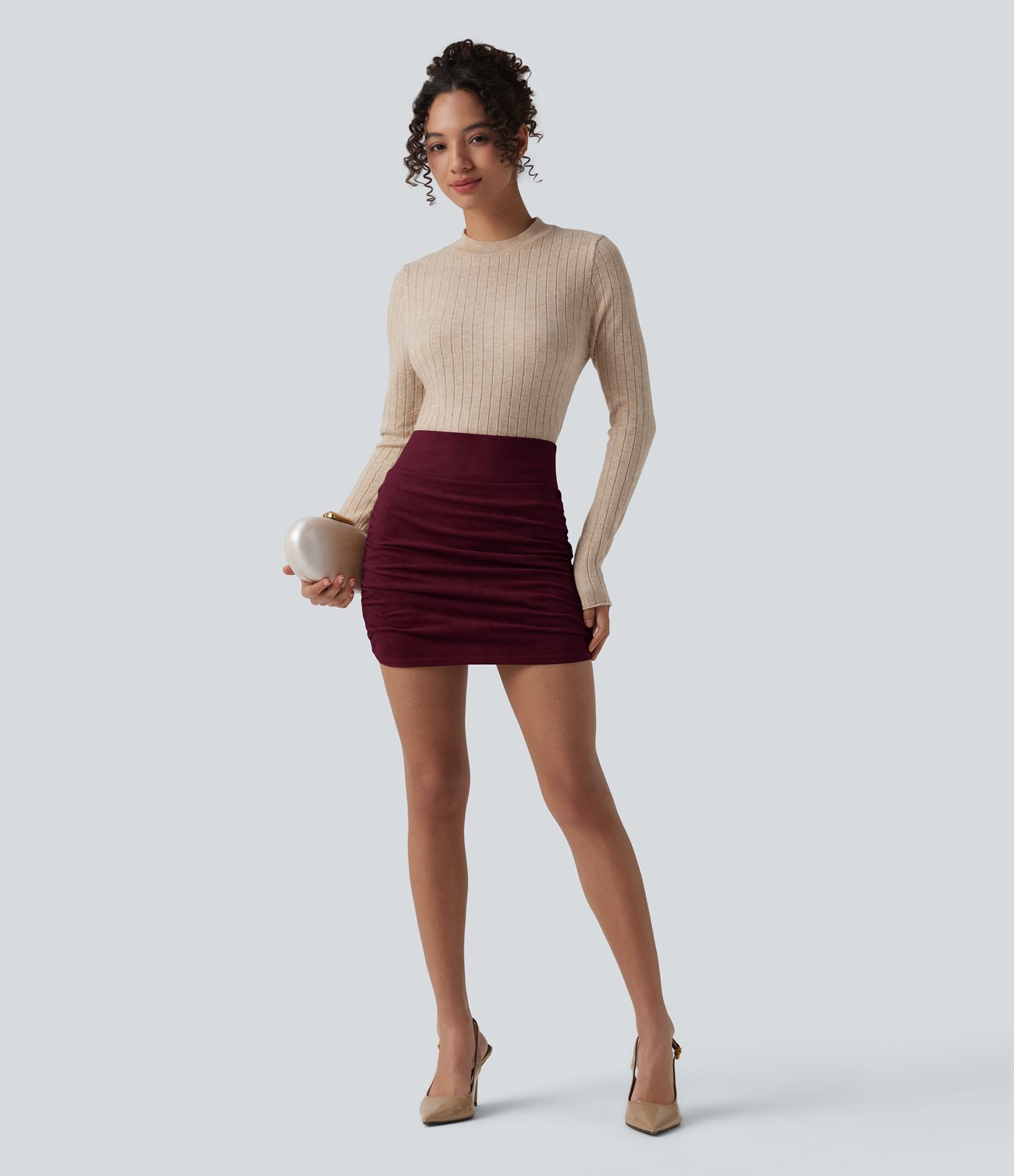 Jupe-short mini moulante taille haute gainante froncée en daim avec ourlet arrondi