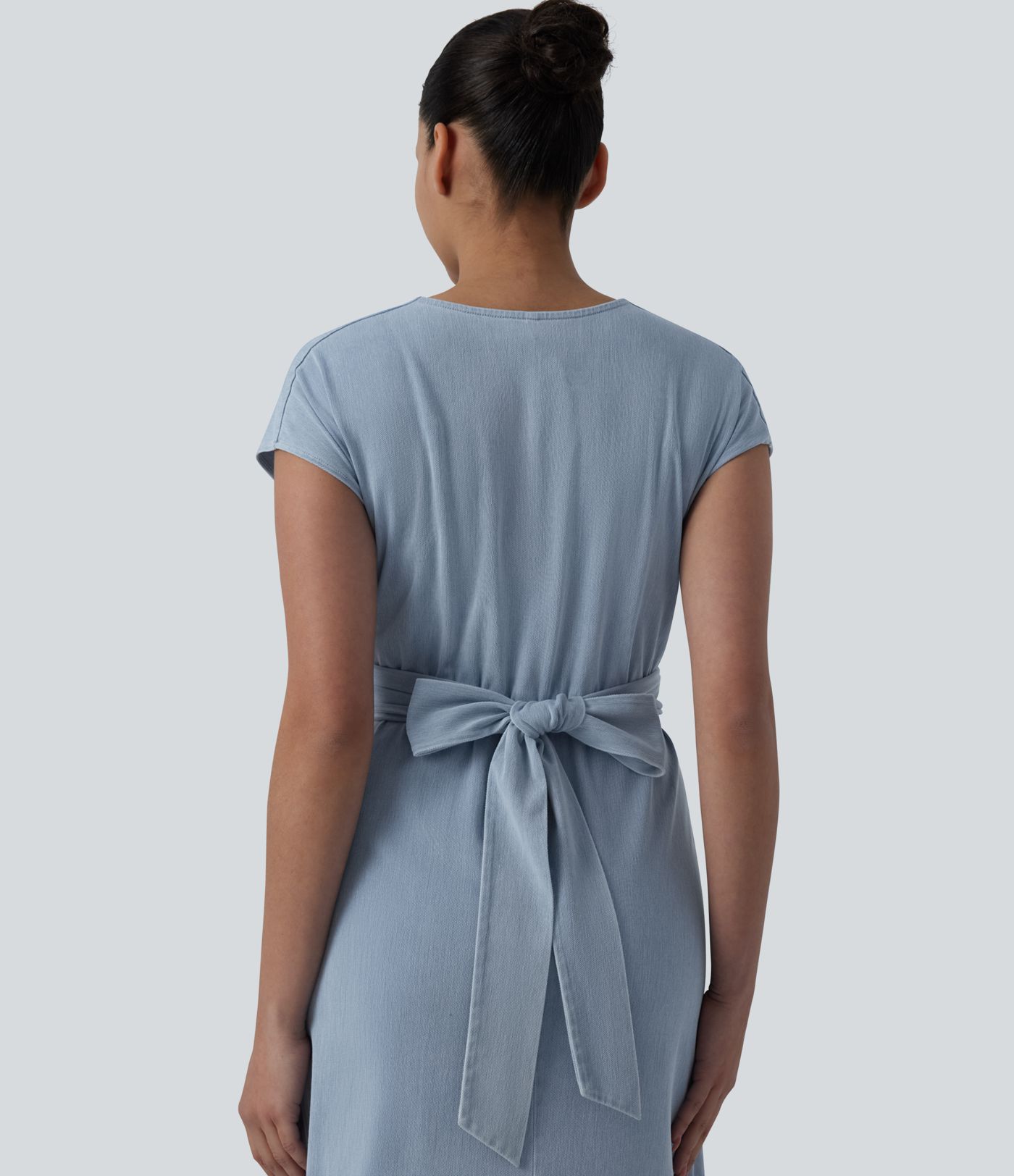 Halara Flex™ V-Ausschnitt, kurzärmeliges, lässiges Jeans-Midi-Kleid mit Rückenschnürung und Taschen