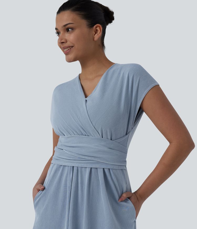 Halara Flex™ V-Ausschnitt, kurzärmeliges, lässiges Jeans-Midi-Kleid mit Rückenschnürung und Taschen