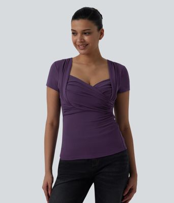 Top casual con escote corazón, mangas cortas, cruce delantero y fruncido